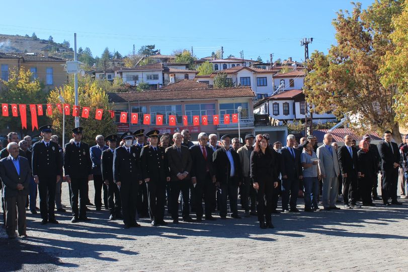 Cumhuriyetimizin Kuruluşunun 99. Yılı Kutlamaları Atatürk Anıtına Çelenk Sunulması ile Başlamıştır.